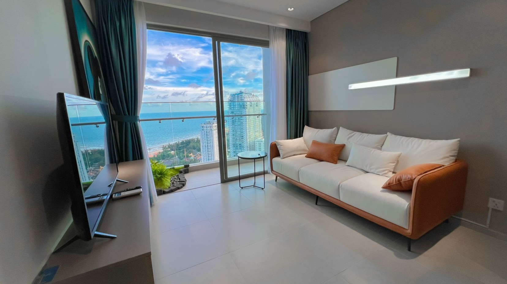 3-Bedroom Ocean View Apartment - Guestroom