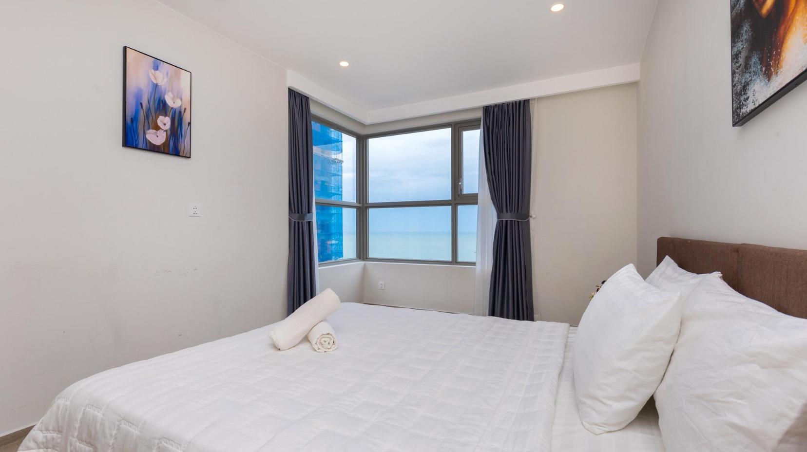 3-Bedroom Ocean View Apartment - Bed