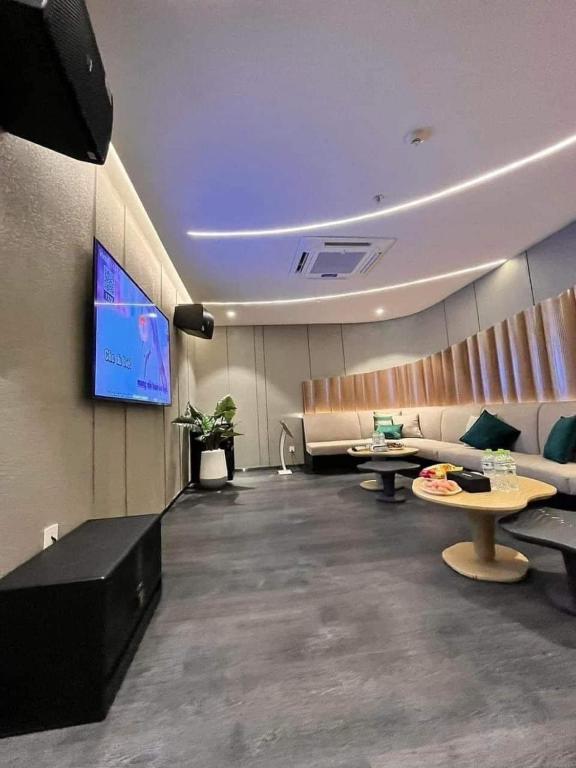 Shared lounge/TV area