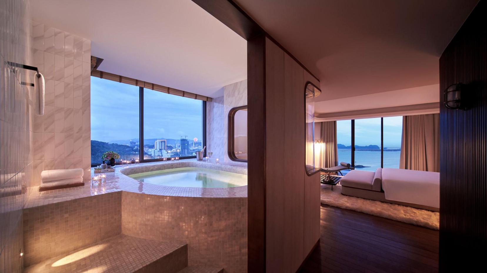 Presidential Suite - Whirlpool bathtub