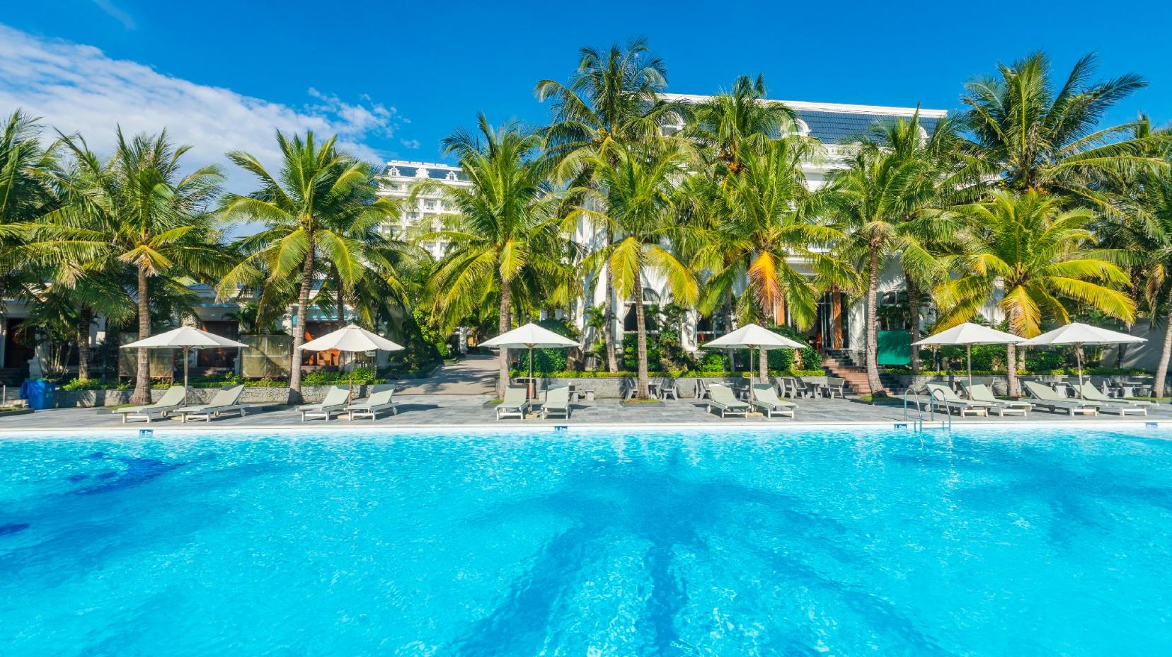 Poolside bar