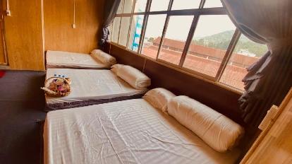 Queensize bed in 6 Person Mixed Dormitory Room - Bedroom