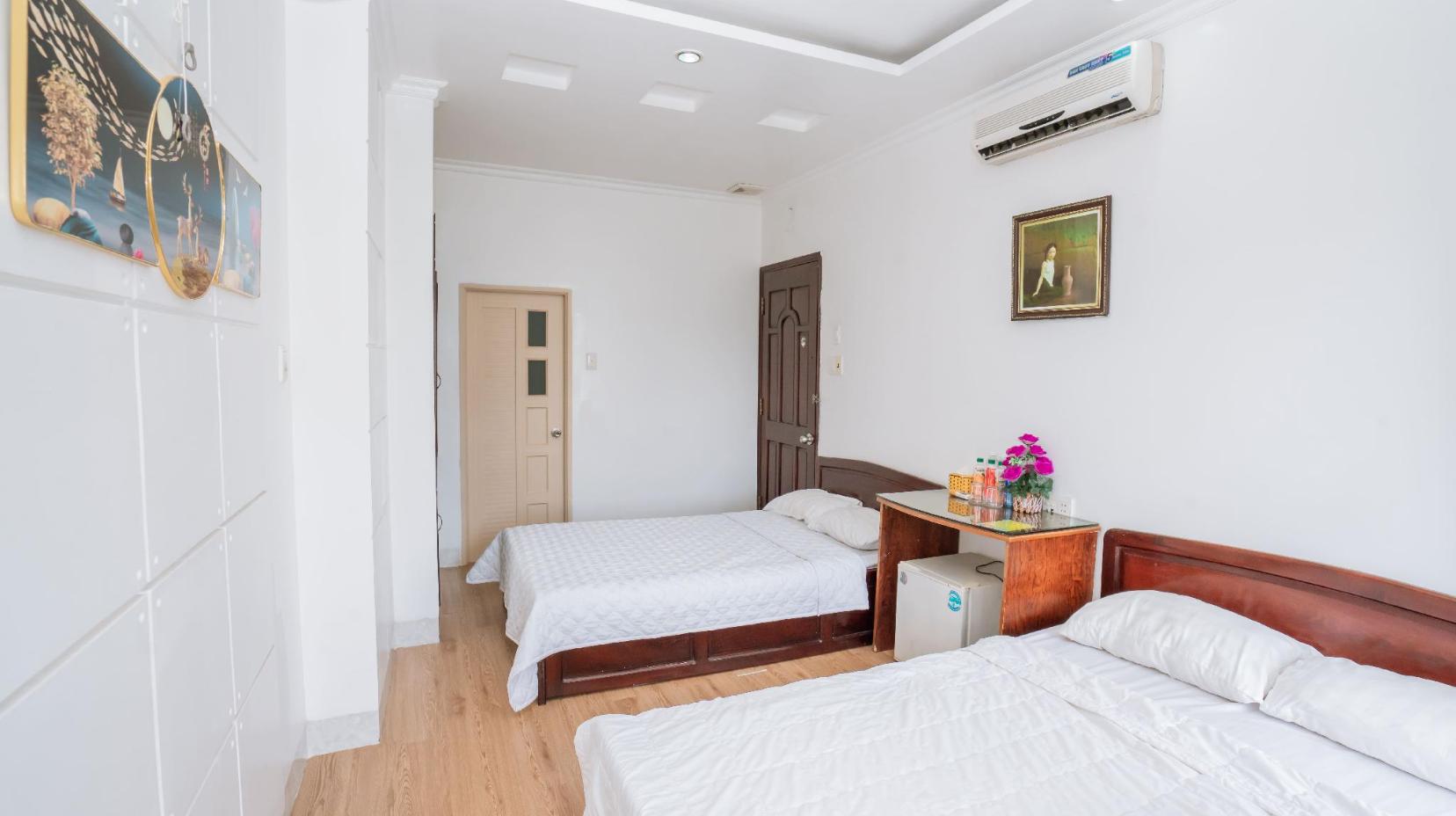 Family Room with Bathtub - Bed