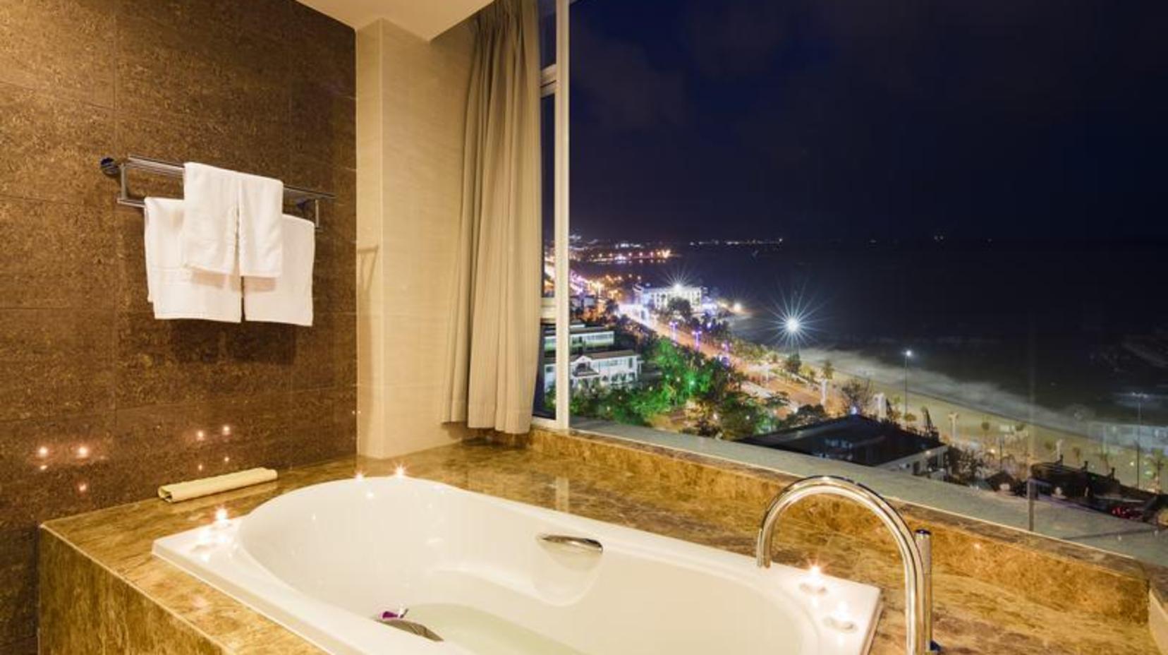 Senior Suite Panoramic Ocean View - Bathroom