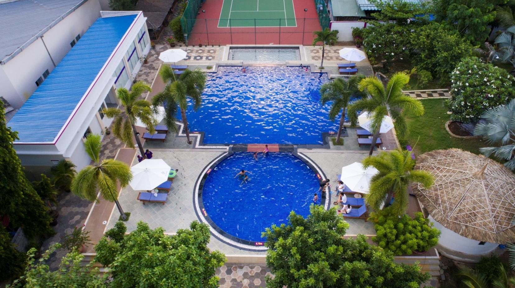 Swimming pool [outdoor]