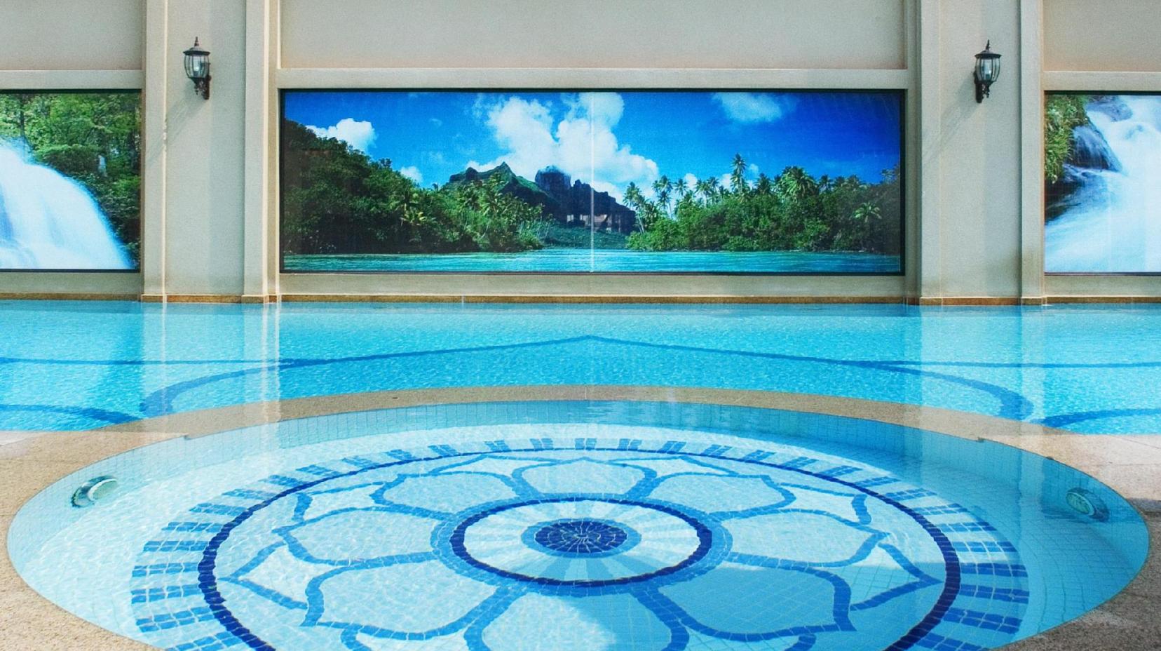 Swimming pool