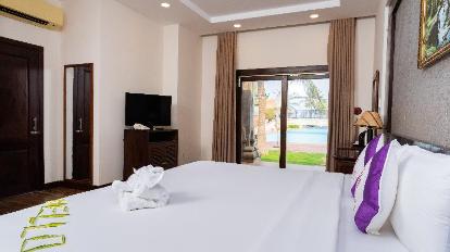 Pool View Senior Suite with King Bed - Room plan