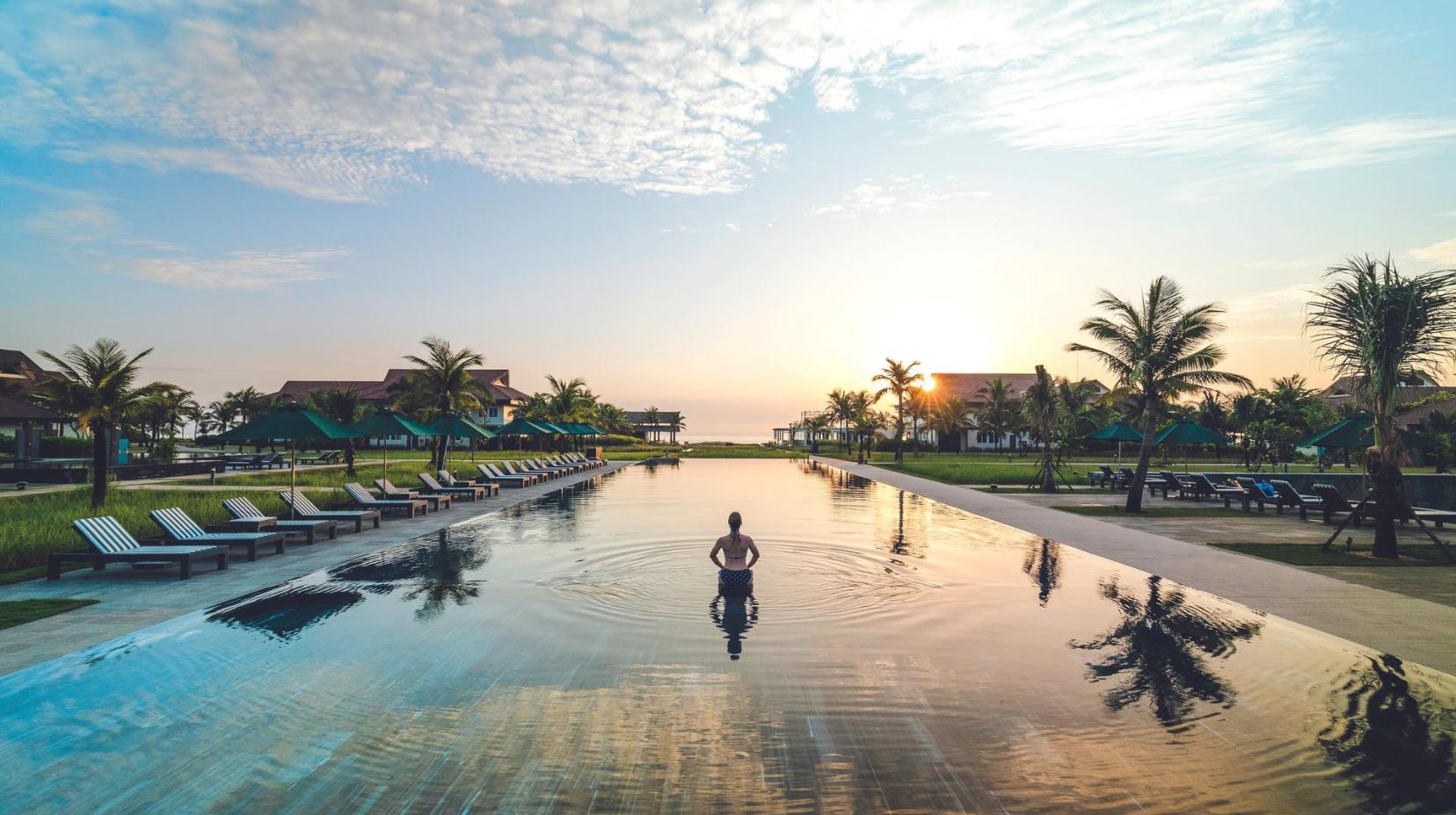 Swimming pool [outdoor]