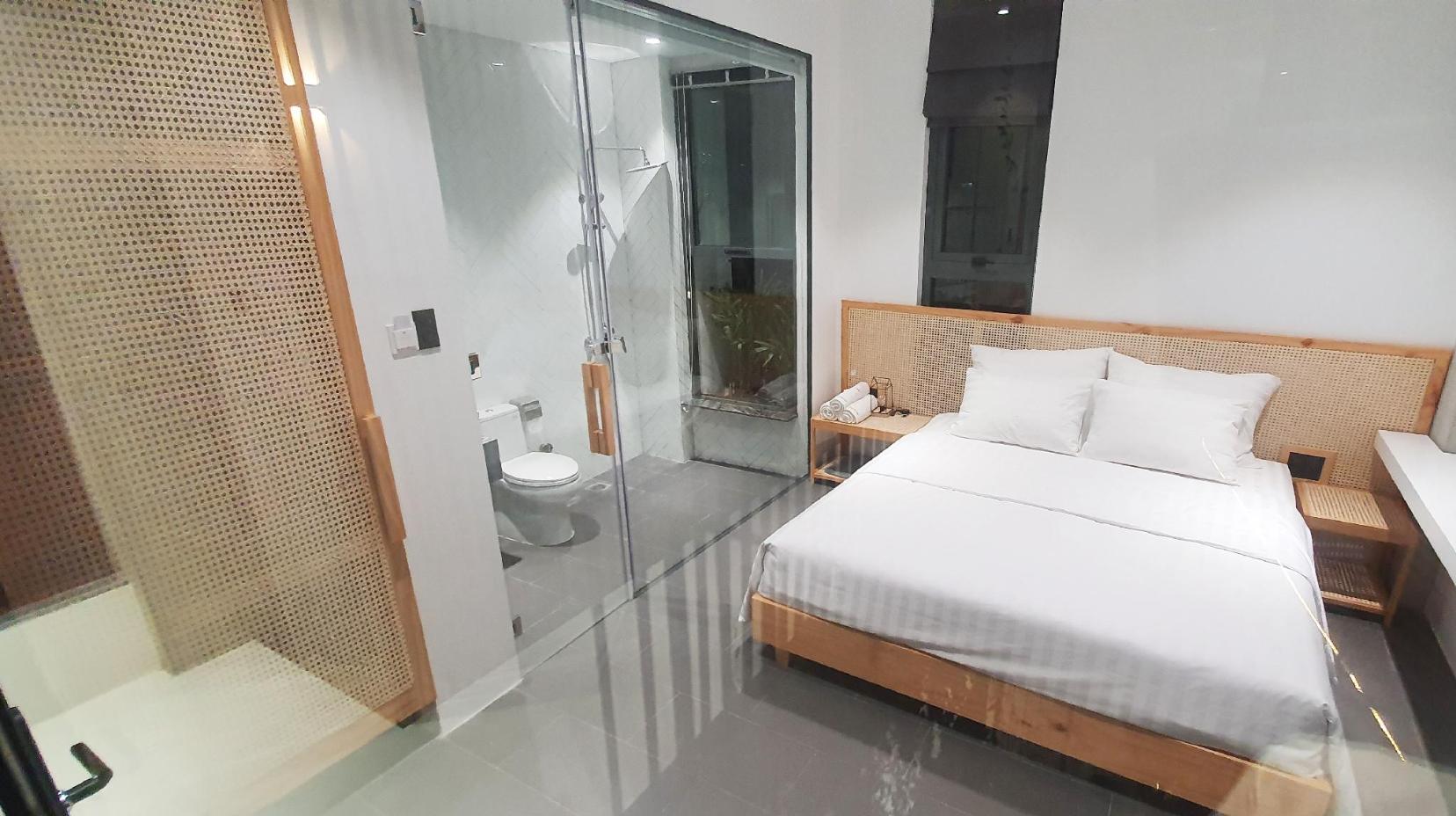 Double Room with Balcony - Bedroom