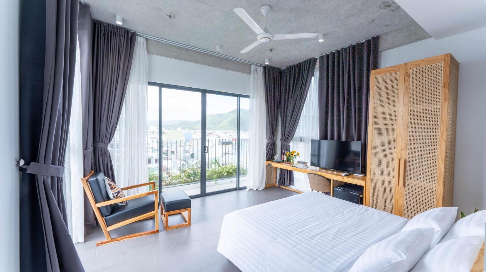 Deluxe Double Room with Balcony - Bedroom