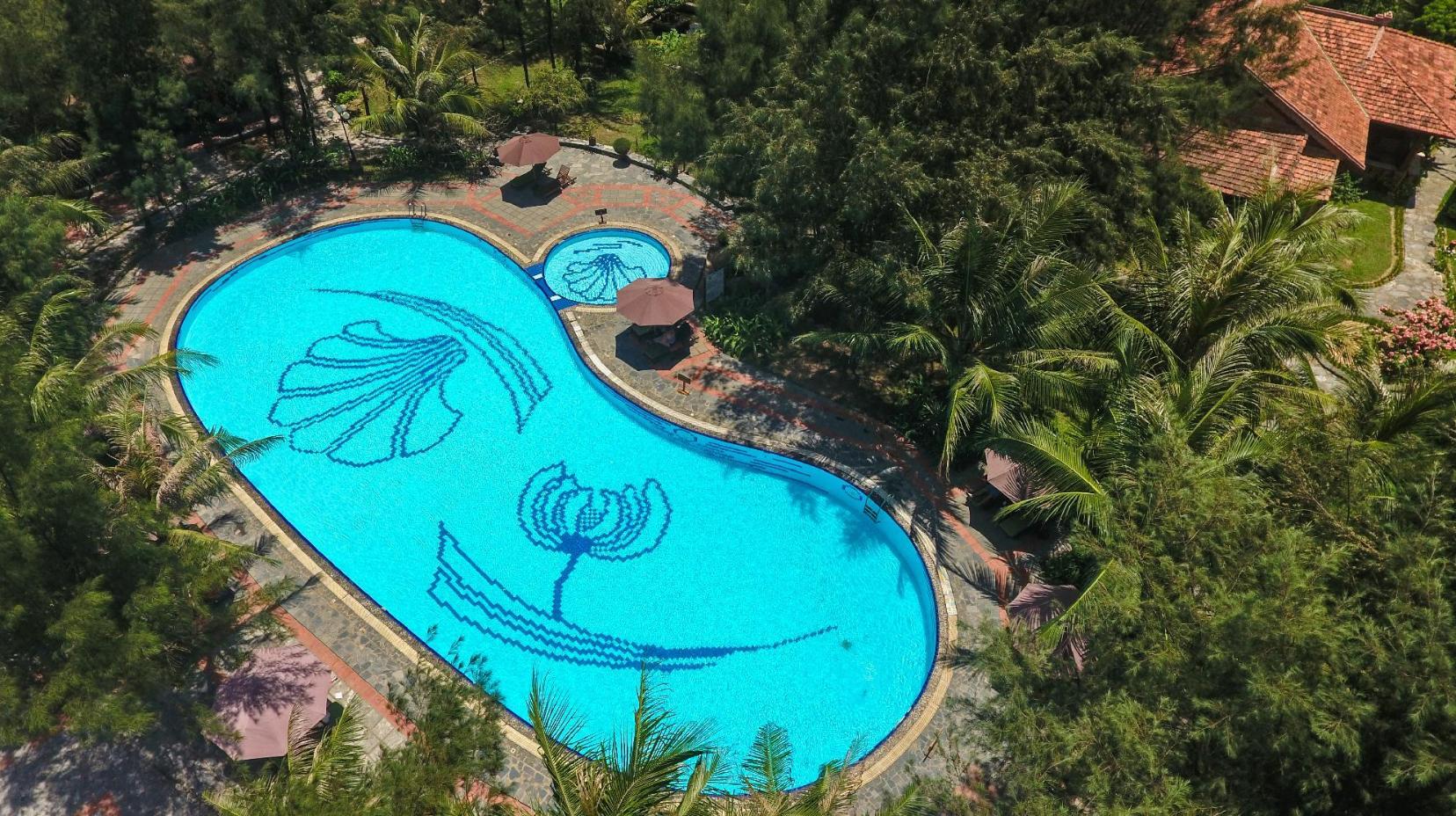 Swimming pool [outdoor]