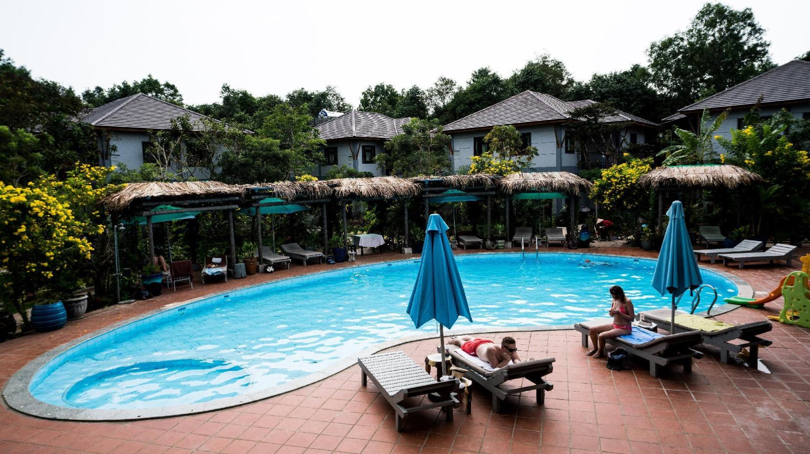 Swimming pool [outdoor]