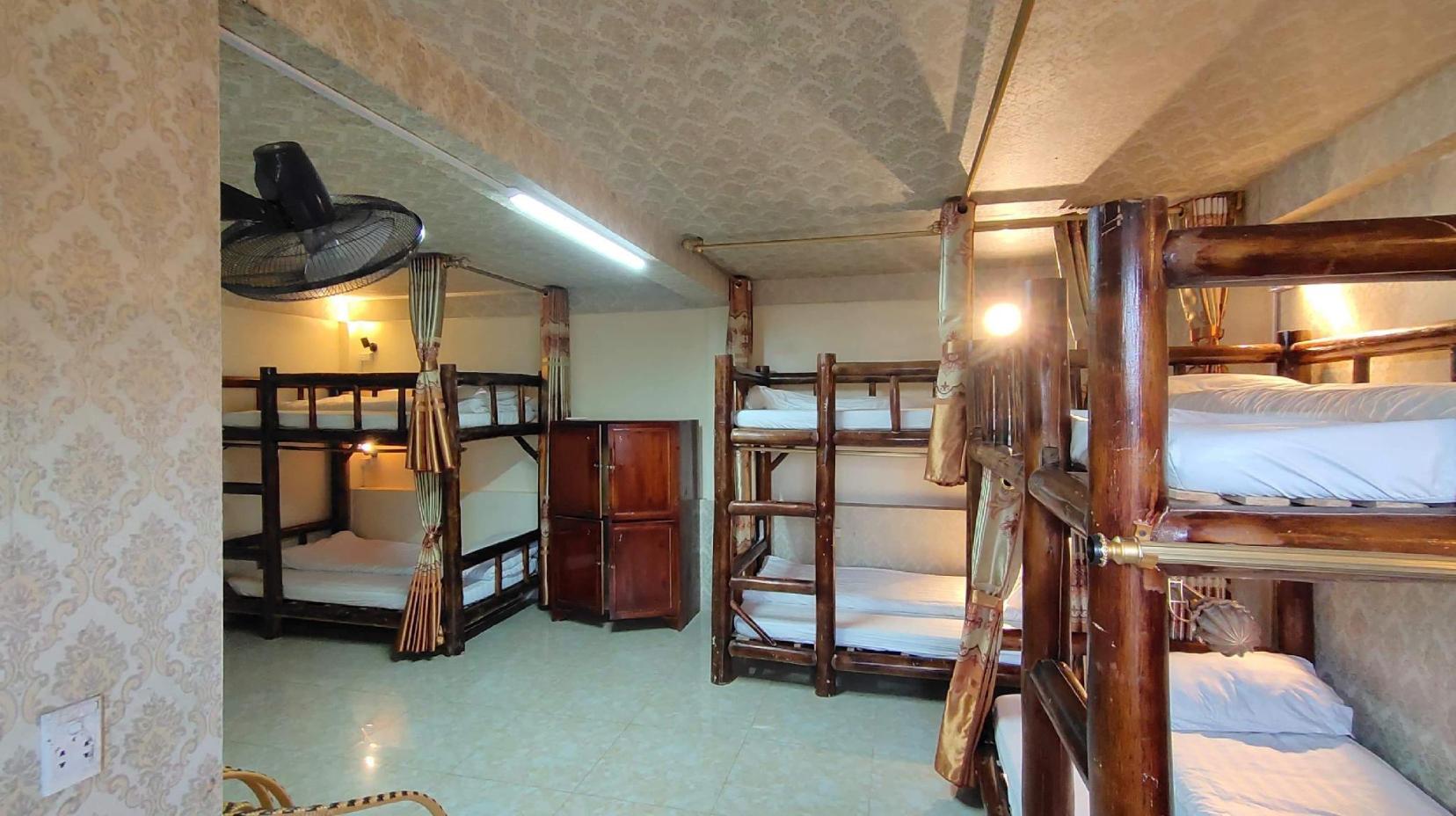 1 Person in 6-Bed Dormitory - Mixed - Bedroom