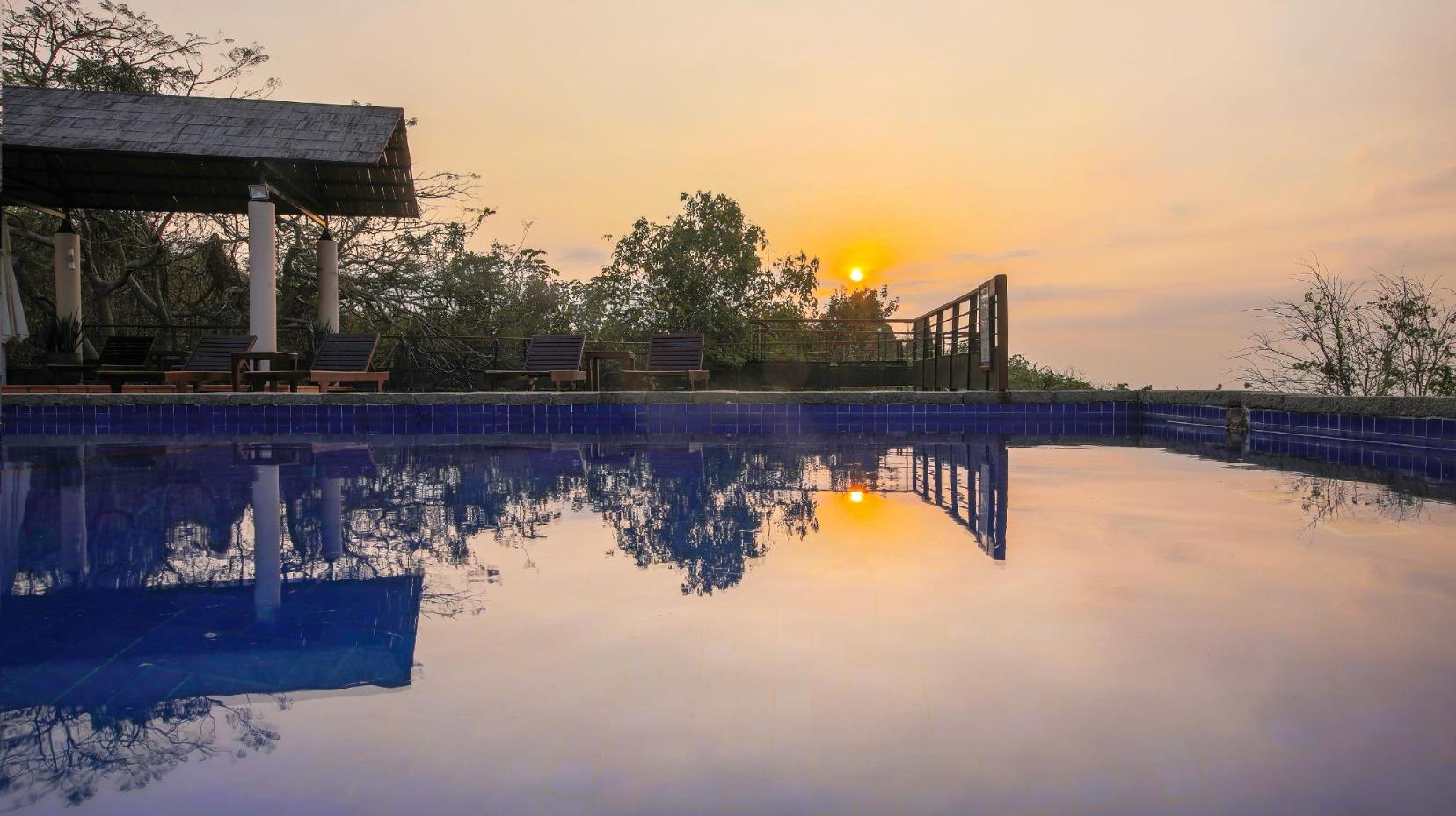 Swimming pool [outdoor]