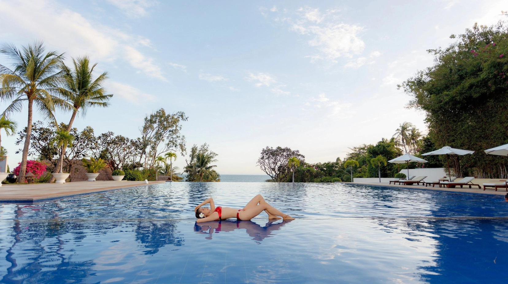 Swimming pool [outdoor]