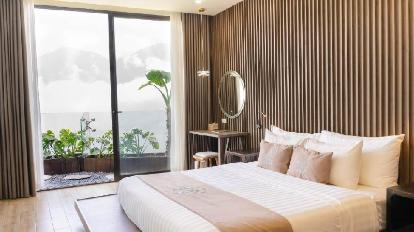 Deluxe Mountain View Room with Balcony - Bed