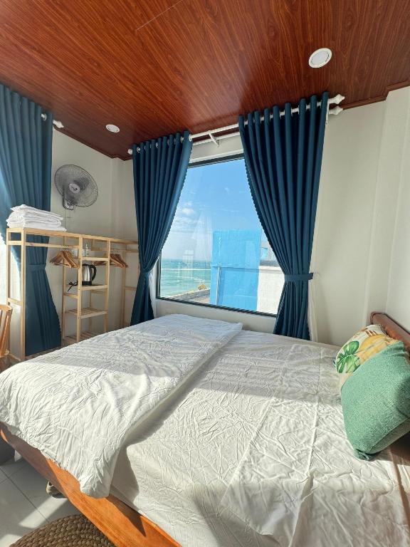 Double or Twin Room with Sea View