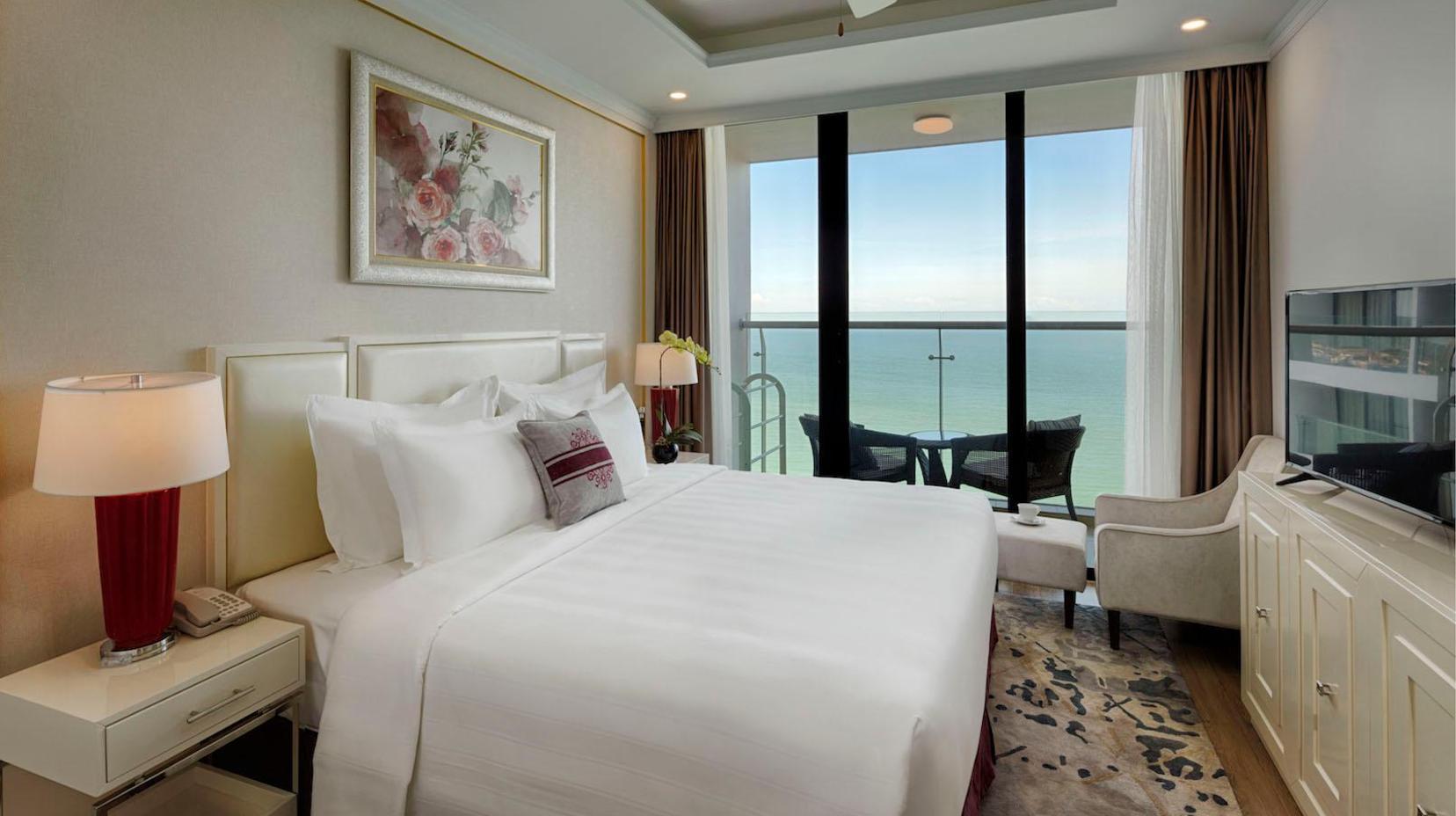 Grand 2-Bedroom Ocean View Suite - Bed