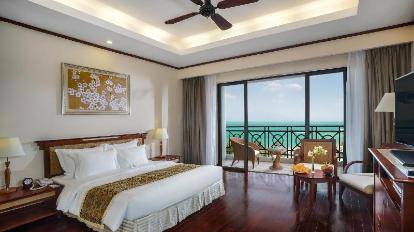 Grand Deluxe Ocean View Double Room - Bed