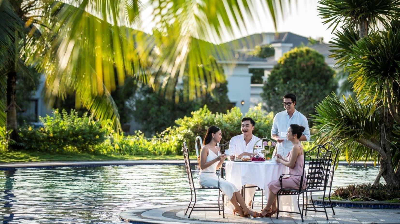 Poolside bar