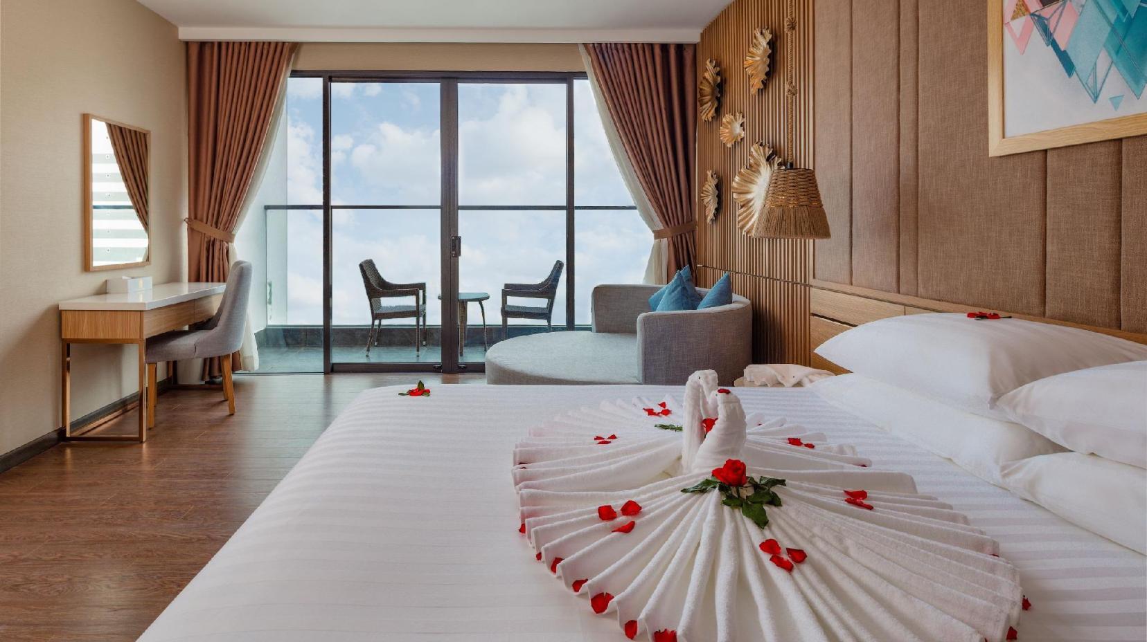 Deluxe Sea View Balcony - Bed