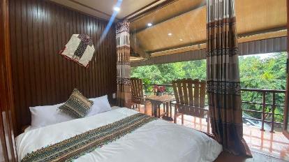 Deluxe King with Balcony - Guestroom