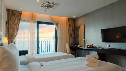 Deluxe Bay View, Guest room, 1 King, Bay view, Balcony - Interior view