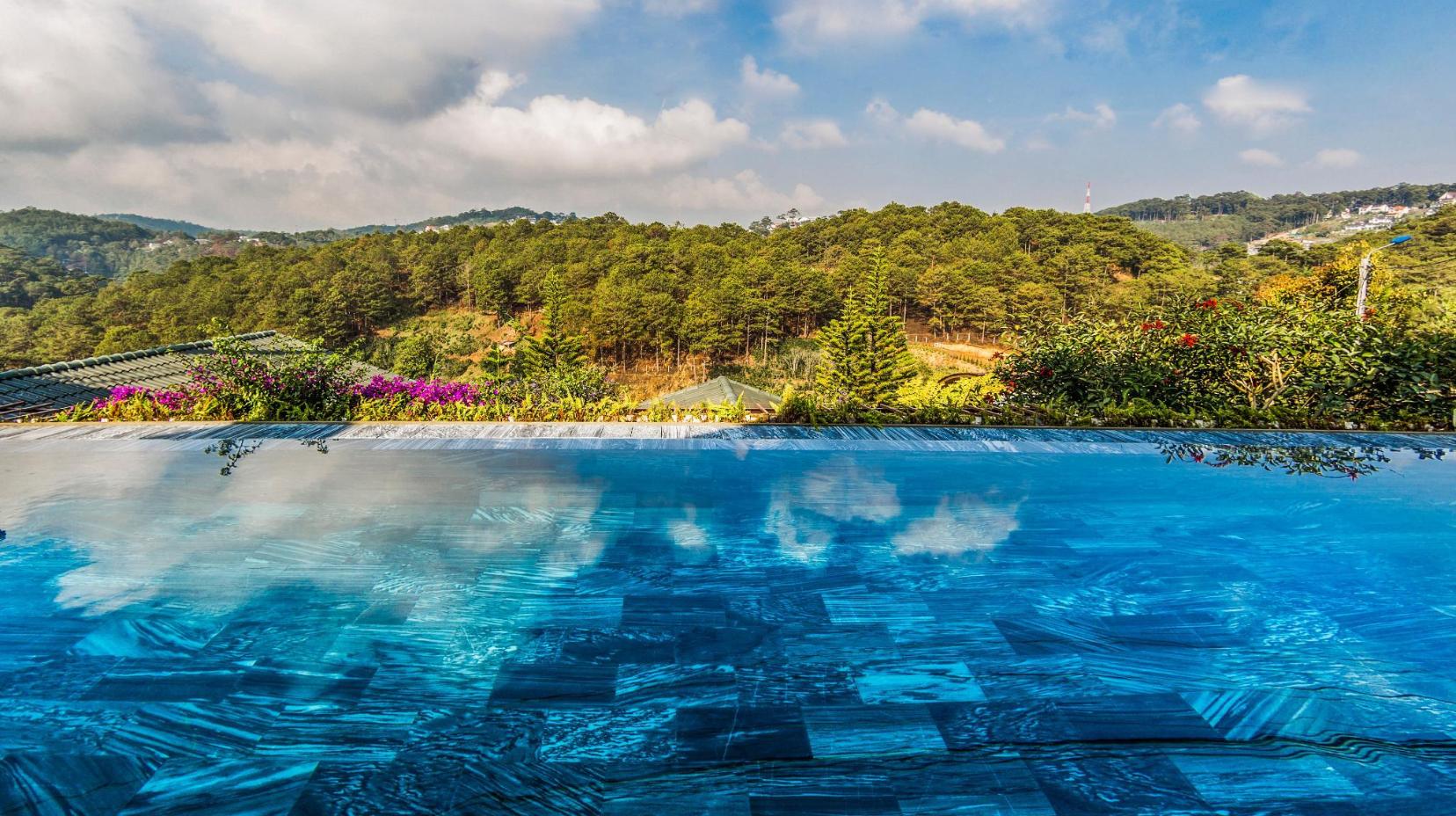 Swimming pool [outdoor]