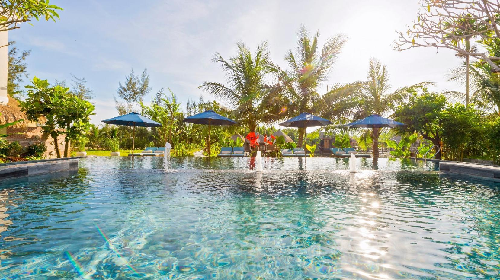 Swimming pool [outdoor]